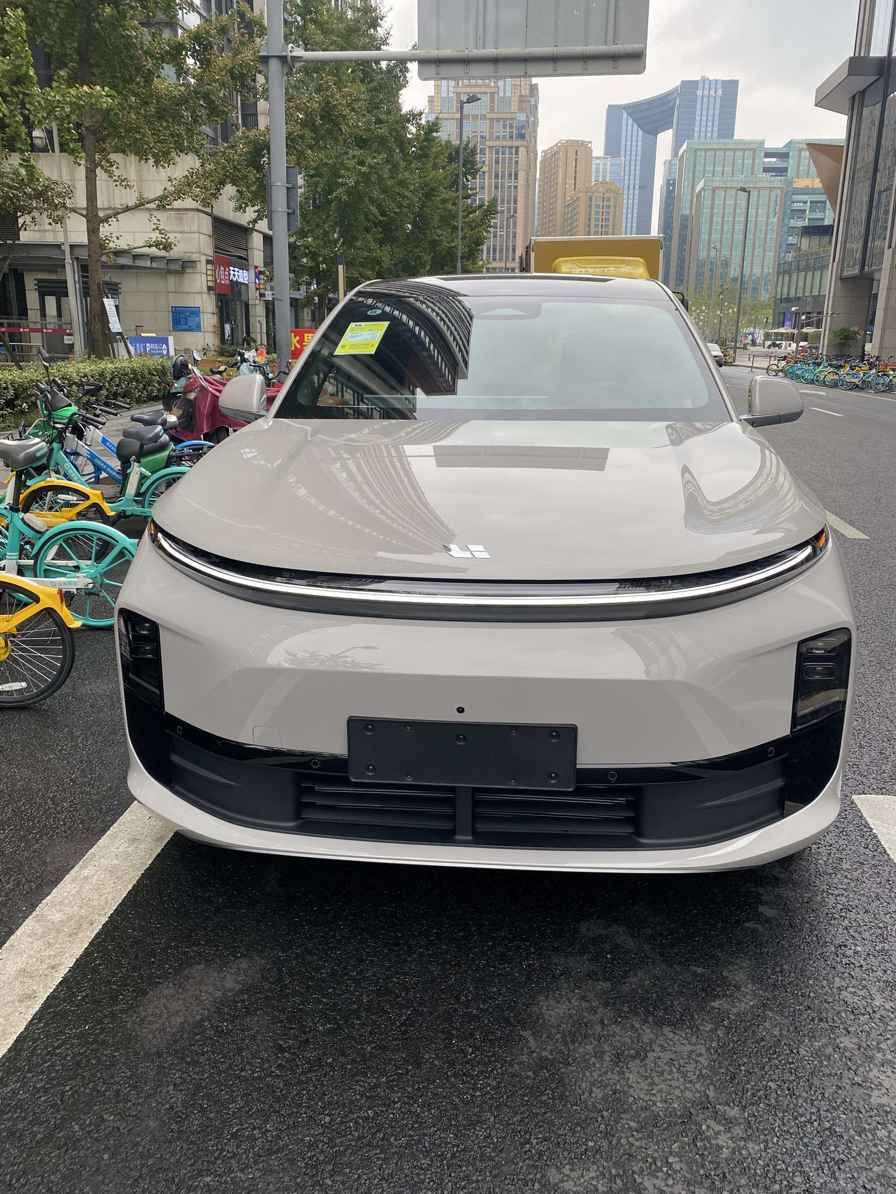 尊龙官方平台 MEGA 高压纯电 MPV